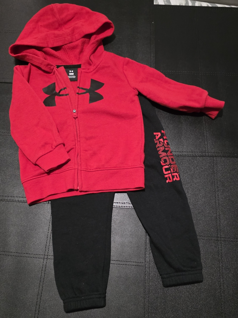 Under Armour Red Hooded Zip Sweatshirt with Black Joggers 18 Mois